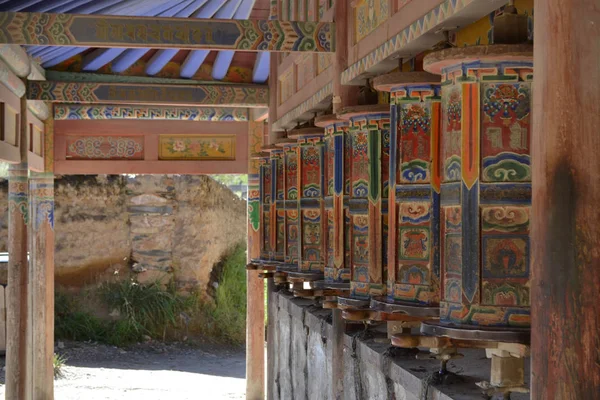 チベット コラや巡礼、夏河 (ラブラに祈りの輪 — ストック写真