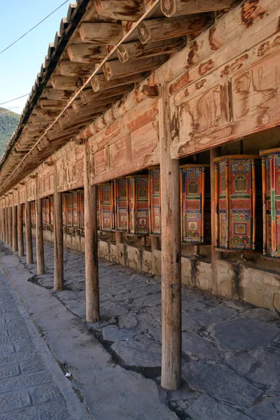 Die tibetische Kora oder Pilger- und Gebetsmühlen in xiahe (labra) — Stockfoto