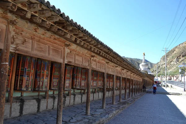 Die tibetische Kora oder Pilger- und Gebetsmühlen in xiahe (labra) — Stockfoto