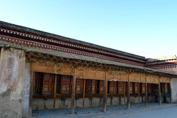 The Tibetan kora or pilgrimage and prayer wheels in Xiahe (Labra — Stock Photo, Image