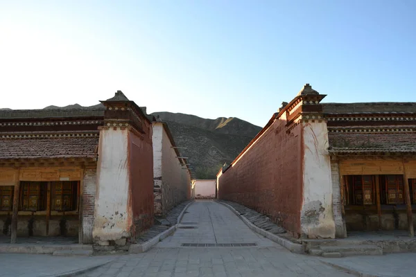 La kora tibetana o ruedas de peregrinación y oración en Xiahe (Labra — Foto de Stock