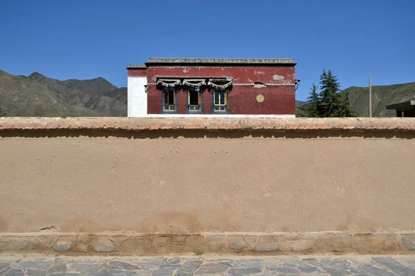 Ściany i house za. Lokalizacja: Okolice Labrang Monaster — Zdjęcie stockowe