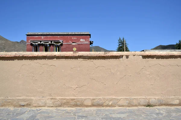A parede e a casa atrás. Localização: em torno de Labrang Monaster — Fotografia de Stock
