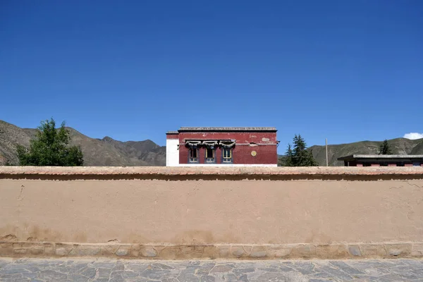 A parede e a casa atrás. Localização: em torno de Labrang Monaster — Fotografia de Stock