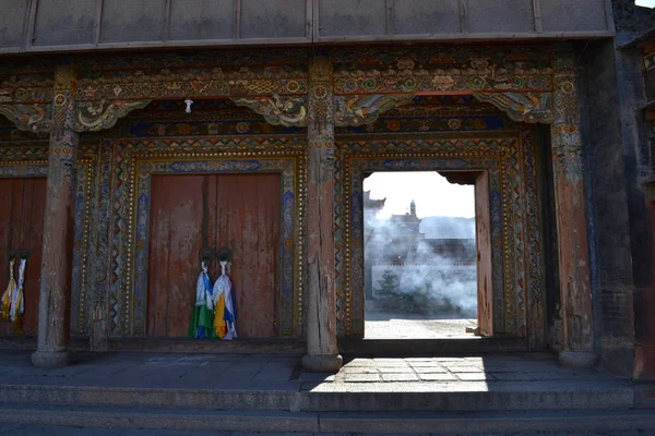 La puerta del templo, mientras que por dentro está llena de humo. La ubicación era una — Foto de Stock