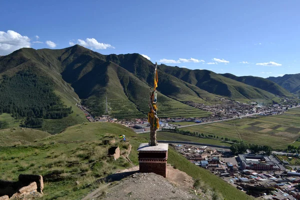 Die Gebetsfahnen rund um den Berg hinter labrang oder xiahe, in — Stockfoto