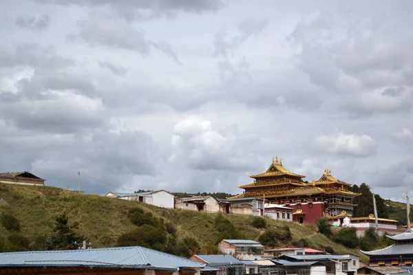 西藏寺庙周围的建筑 (格尔登仁波/Kerti 寺院) 与 — 图库照片