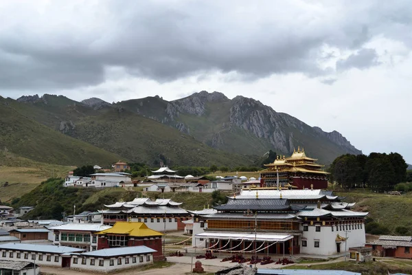 Closer to the main temple in Kerti or Kirti Gompa in Langmusi. T — Stock Photo, Image