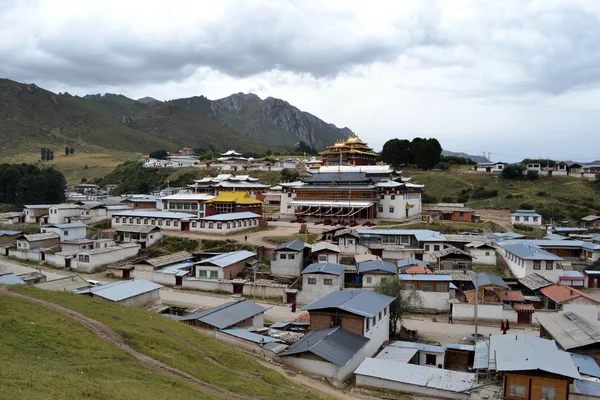 Bliżej do głównej świątyni w Serti Gompa w Langmusi, który został — Zdjęcie stockowe