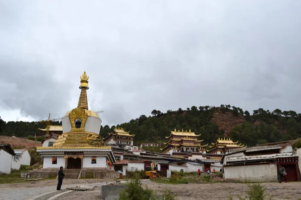 A vista em torno do templo tibetano (Serti Gompa) com a montanha r — Fotografia de Stock