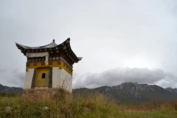A vista em torno do templo tibetano (Serti Gompa) com a montanha r — Fotografia de Stock