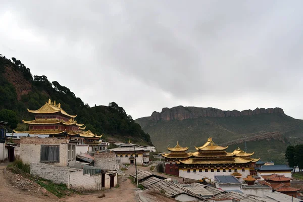 A vista em torno do templo tibetano (Serti Gompa) com a montanha r — Fotografia de Stock