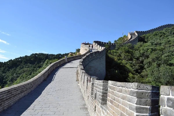 People (locals and tourists) visiting Great Wall of China. Pic w — Stock Photo, Image