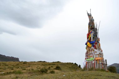 Dua bayrakları Serti Gompa Monaster arkasında dağ çevresinde
