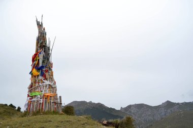 Dua bayrakları Serti Gompa Monaster arkasında dağ çevresinde