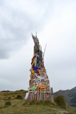 Dua bayrakları Serti Gompa Monaster arkasında dağ çevresinde