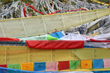 Dua bayrakları Serti Gompa Monaster arkasında dağ çevresinde