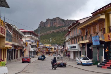 Langmusi şehir, yok Tibet, Çin. İnsanlar motor sürme