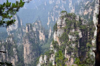 Kaya oluşumları Wulingyuan doğal çevresinde. Ne dramatik bir l