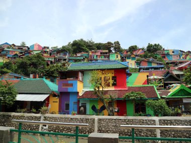 Renkli veya 'gökkuşağı' köyde (Kampung Pelangi) Semarang