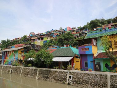 Renkli veya 'gökkuşağı' köyde (Kampung Pelangi) Semarang
