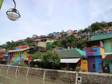 Renkli veya 'gökkuşağı' köyde (Kampung Pelangi) Semarang