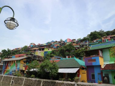 Renkli veya 'gökkuşağı' köyde (Kampung Pelangi) Semarang