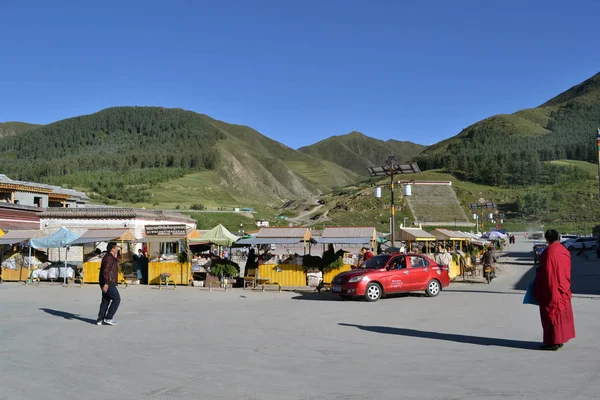 Az élet ezen a környéken: Labrang-Xiahe, Nusi Tibet, Kína. Szerzetesek is e — Stock Fotó