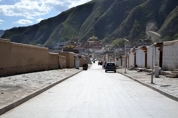 Az élet ezen a környéken: Labrang-Xiahe, Nusi Tibet, Kína. Zarándokok ar — Stock Fotó