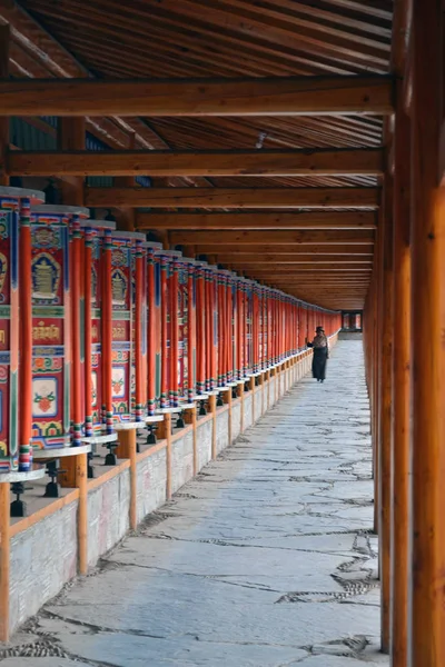 A vida em torno de Labrang em Xiahe, Tibet Amdo, China. Peregrinos ar — Fotografia de Stock