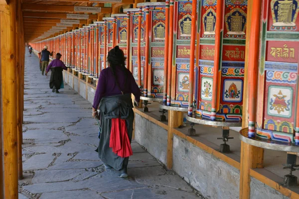 Az élet ezen a környéken: Labrang-Xiahe, Nusi Tibet, Kína. Zarándokok ar — Stock Fotó