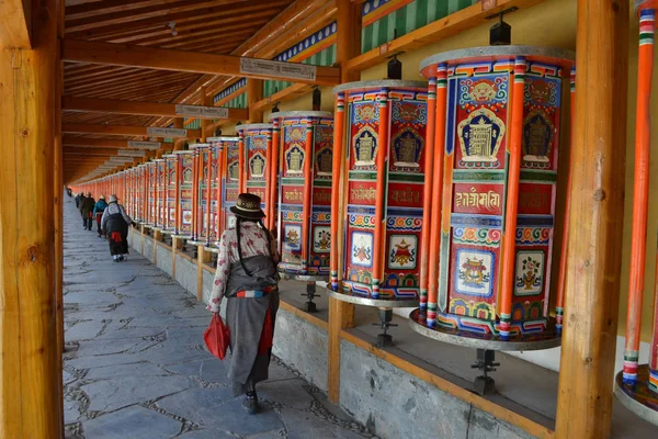 Az élet ezen a környéken: Labrang-Xiahe, Nusi Tibet, Kína. Zarándokok ar — Stock Fotó