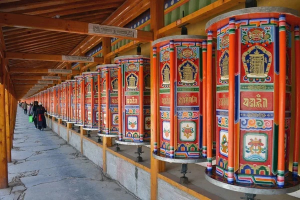 A vida em torno de Labrang em Xiahe, Tibet Amdo, China. Peregrinos ar — Fotografia de Stock