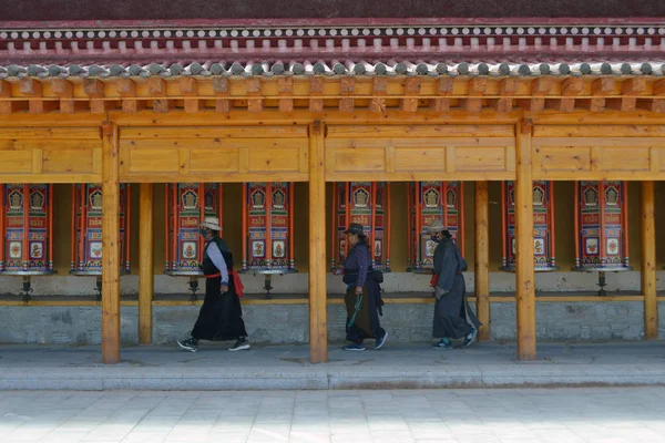 A vida em torno de Labrang em Xiahe, Tibet Amdo, China. Peregrinos ar — Fotografia de Stock