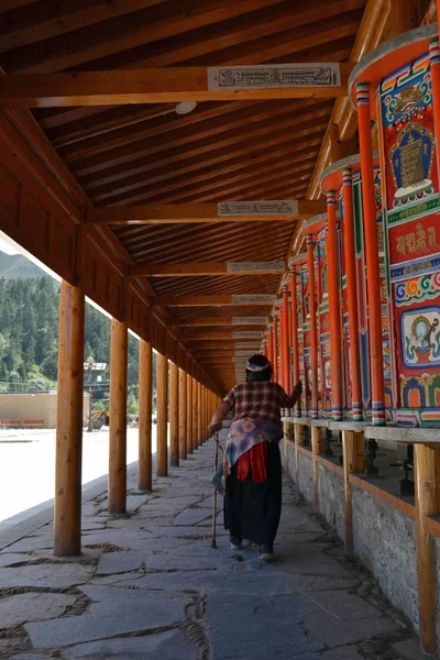 La vida alrededor de Labrang en Xiahe, Amdo Tibet, China. Peregrinos ar — Foto de Stock