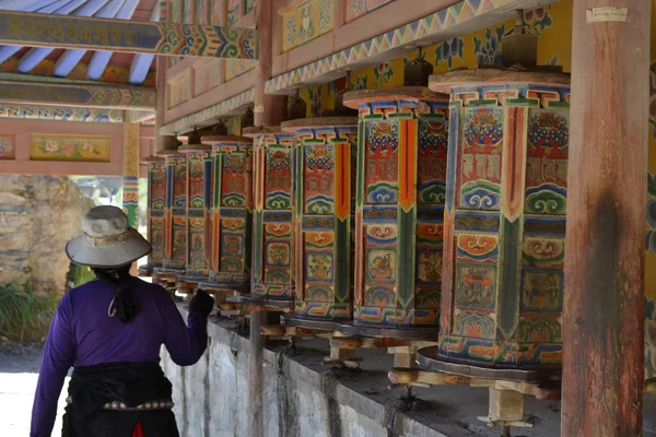 A vida em torno de Labrang em Xiahe, Tibet Amdo, China. Peregrinos ar — Fotografia de Stock