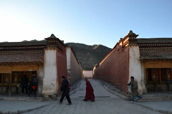 La vida alrededor de Labrang en Xiahe, Amdo Tibet, China. Peregrinos ar — Foto de Stock