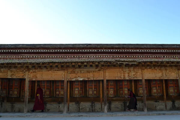 A vida em torno de Labrang em Xiahe, Tibet Amdo, China. Peregrinos ar — Fotografia de Stock