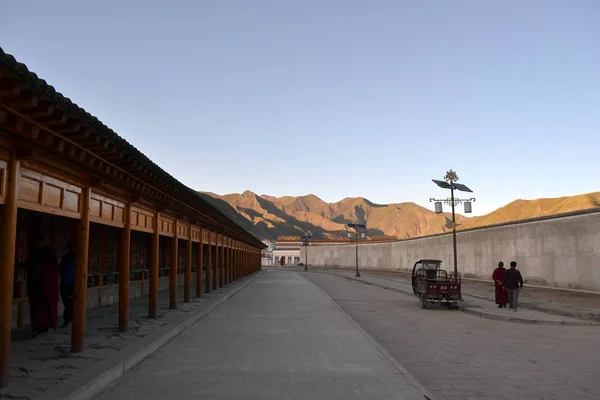 La vida alrededor de Labrang en Xiahe, Amdo Tibet, China. Peregrinos ar — Foto de Stock