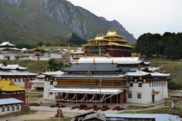 A vida em torno do Mosteiro Kirti Gompa em Langmusi, Tibet Amdo, C — Fotografia de Stock
