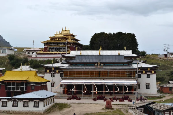 Život kolem Gabča Gompa Monastery v Langmusi, Tibetu Amdo, C — Stock fotografie