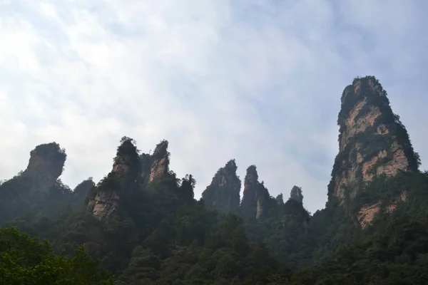 在武陵源风景名胜区徒步旅行。这是一个有点雾, — 图库照片