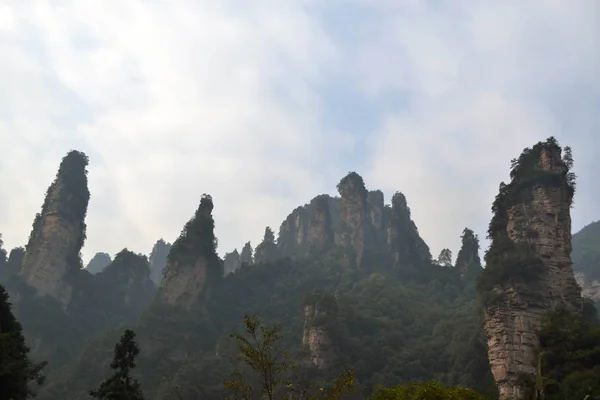 Randonnée dans la zone panoramique de Wulingyuan. Il y avait un peu de brouillard là-dessus — Photo