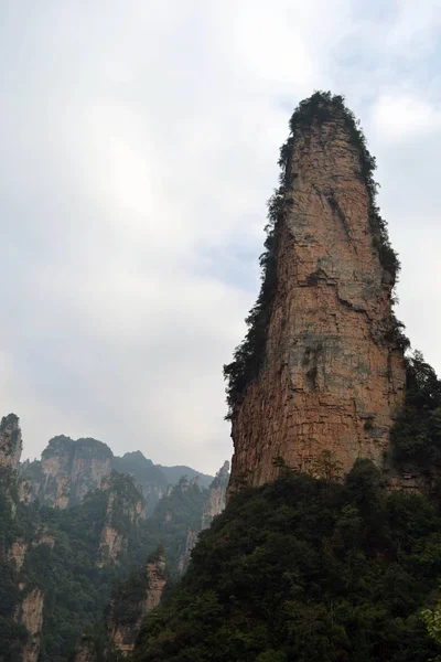 Senderismo por el área escénica de Wulingyuan. Había un poco de niebla en eso — Foto de Stock