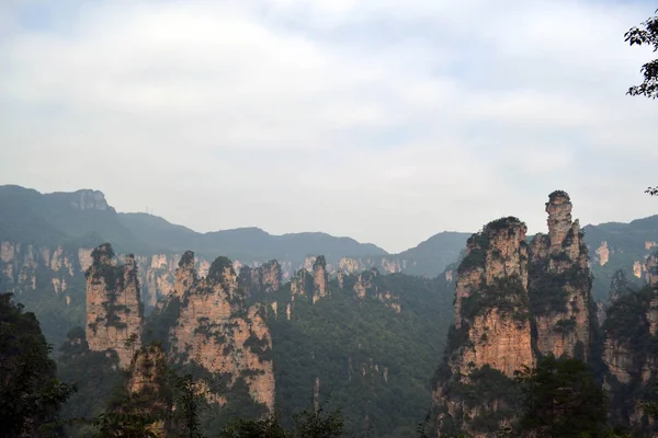 Wandern rund um wulingyuan landschaftlich reizvolle Gegend. Es war ein bisschen neblig an diesem Tag — Stockfoto