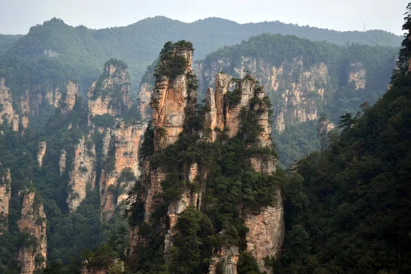 Rozhledna pohled zatímco pěší turistika kolem Wulingyuan scénické oblasti. Co — Stock fotografie