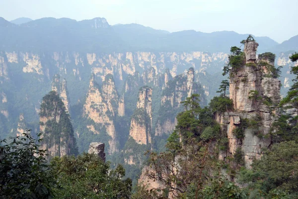 Blick auf die Aussichtsplattform beim Wandern rund um das landschaftlich reizvolle Wulingyuan-Gebiet. Was für ein — Stockfoto