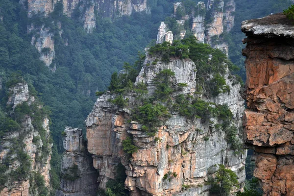 Rozhledna pohled zatímco pěší turistika kolem Wulingyuan scénické oblasti. Co — Stock fotografie