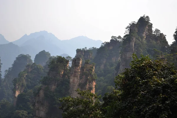 Felsformationen rund um das landschaftliche Gebiet von Wulingyuan. Was für ein dramatisches l — Stockfoto