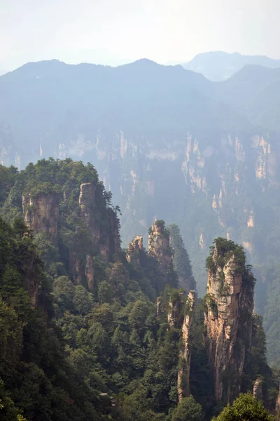 Formaciones rocosas alrededor del área escénica de Wulingyuan. ¡Qué dramático! — Foto de Stock